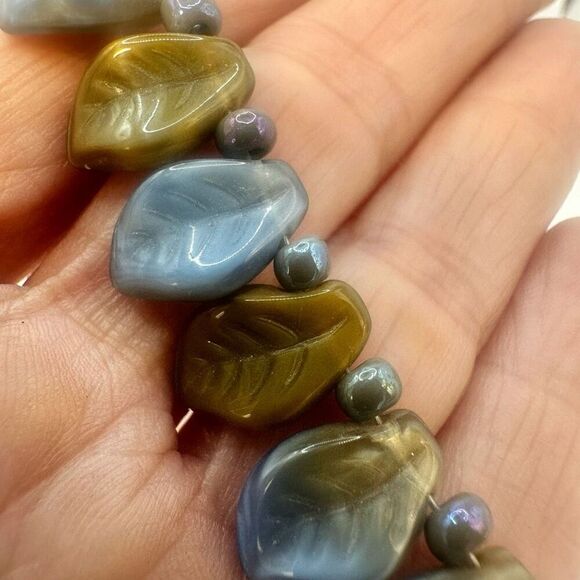 Blue beaded leaf choker necklace - Picture 5 of 11